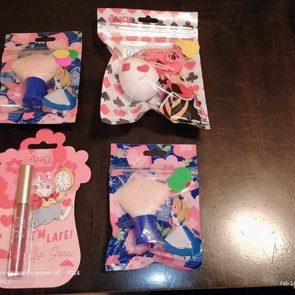 Alice in Wonderland beauty set . New Collectors - Picture 3 of 6